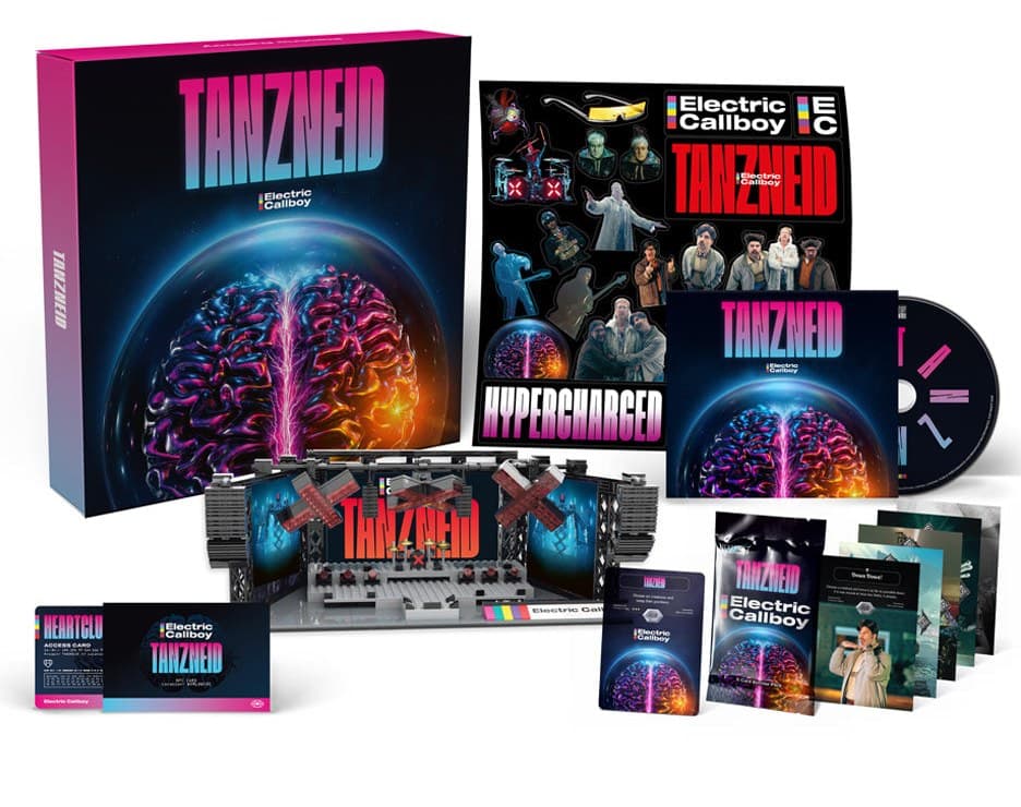 The limited edition, 92.99 euros. The stage model is a build-it-yourself kit, and the card at lower left is the one you tap your phone against. Photo: Impericon
