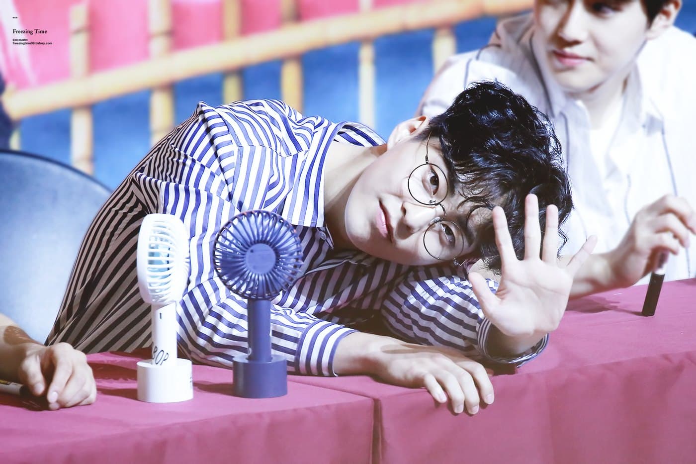 A photo the fansite Freezing Time took at a 2017 fansign in Busan and released under CC BY. Its own site name sits in the top left corner. Photo: Freezing Time, Wikimedia Commons, CC BY 4.0