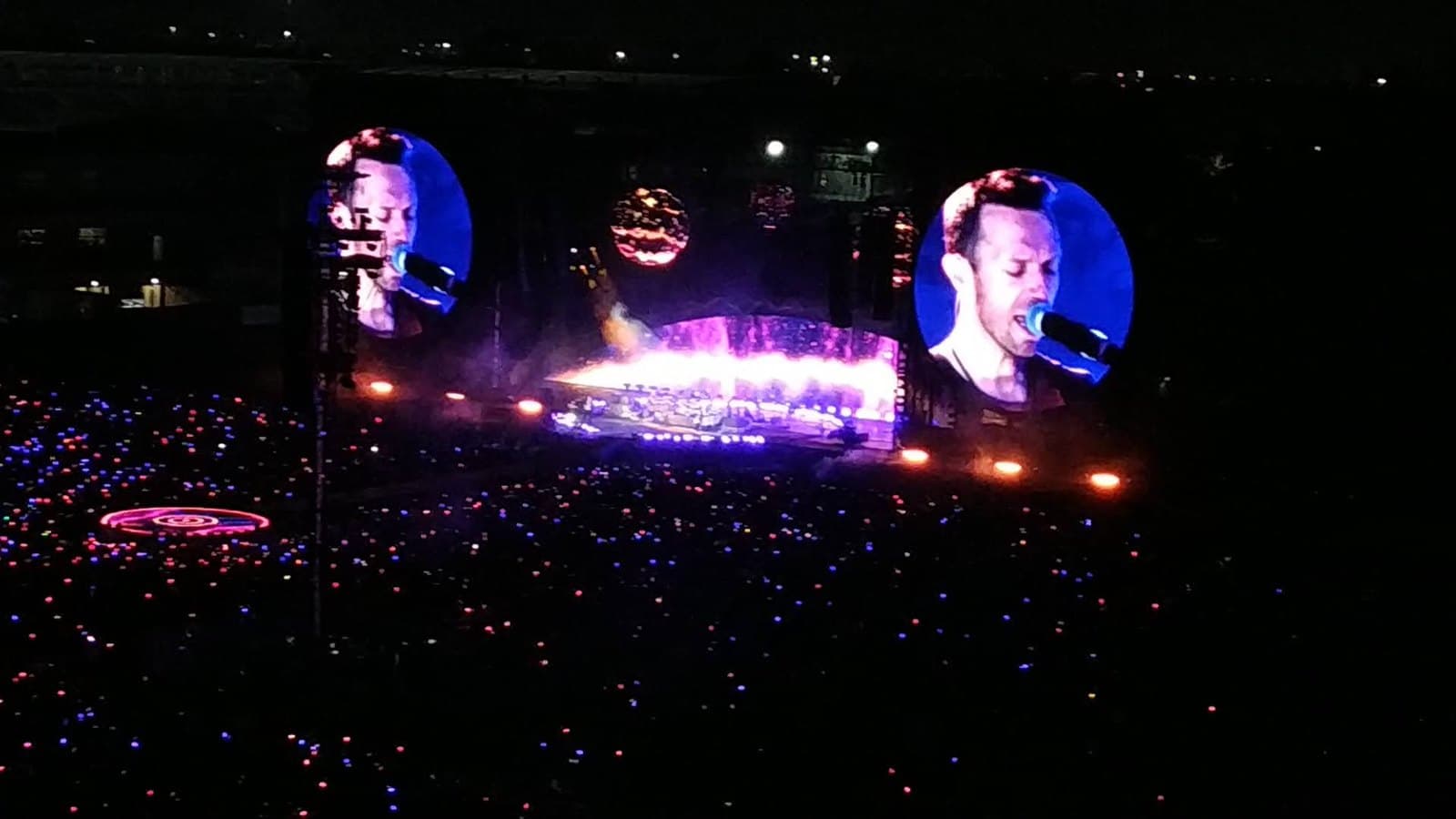 Mexico City, 2022. The audience picks a band up on the way in and hands it back on the way out. Photo: El Sombrerero, Wikimedia Commons, CC BY-SA 4.0