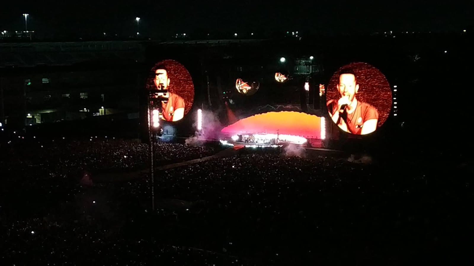 The screens flanking the stage are what serve as the display today. Turning the stands into a screen means adding one more surface to this. Photo: El Sombrerero, Wikimedia Commons, CC BY-SA 4.0